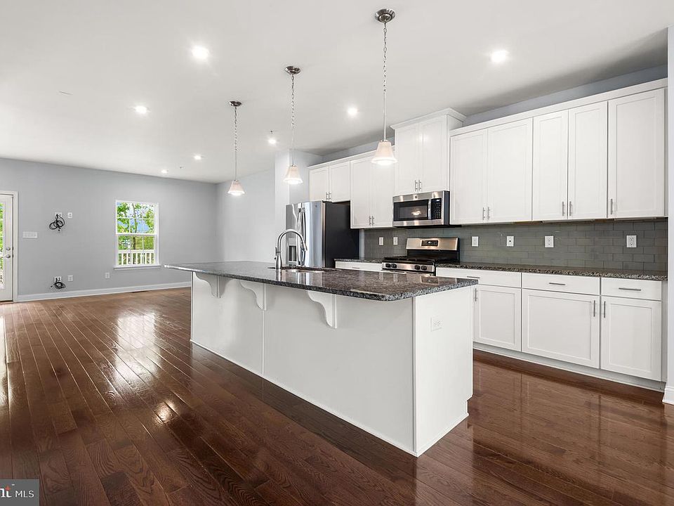 1st image of 412 Arbor Blvd