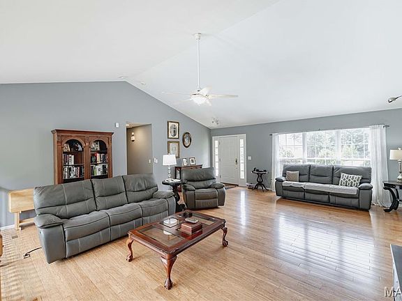 4th image of 4870 Country Club Dr