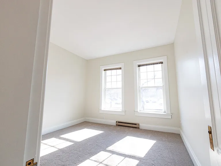 Lockerbie Court on Mass Ave — Photo 22