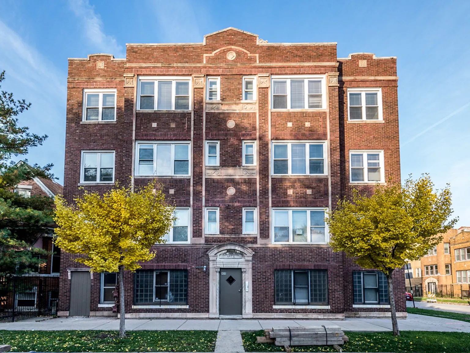 400 S Kilbourn Ave — Photo 2