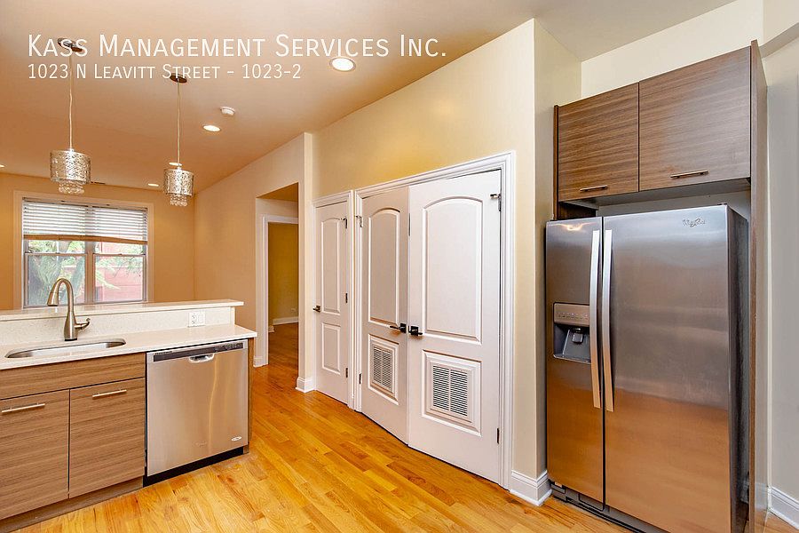1st image of 1023 N Leavitt St #2