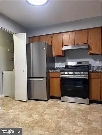 95 Wyndham Pl — Photo 2