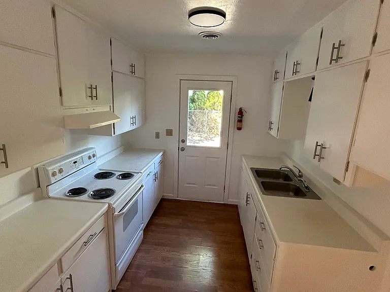 156 Catron St N — Photo 4