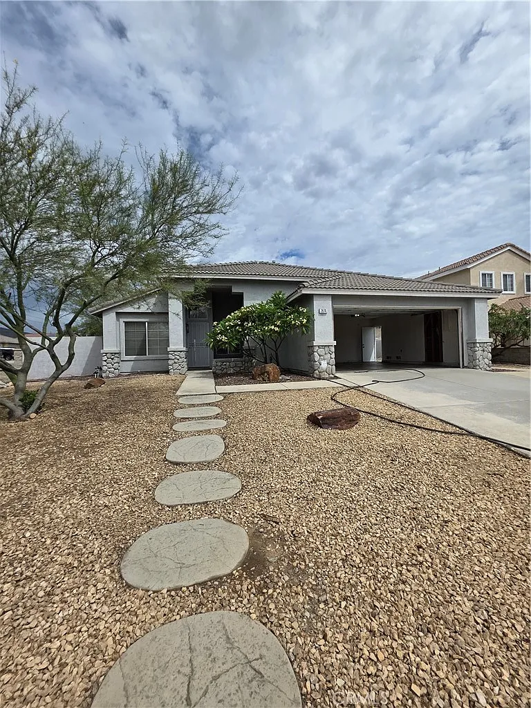 4 bed, 1693 sqft, $4,200 — Photo 3