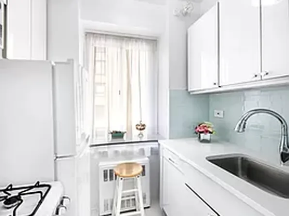 225 East 46th Street image 3 of 17