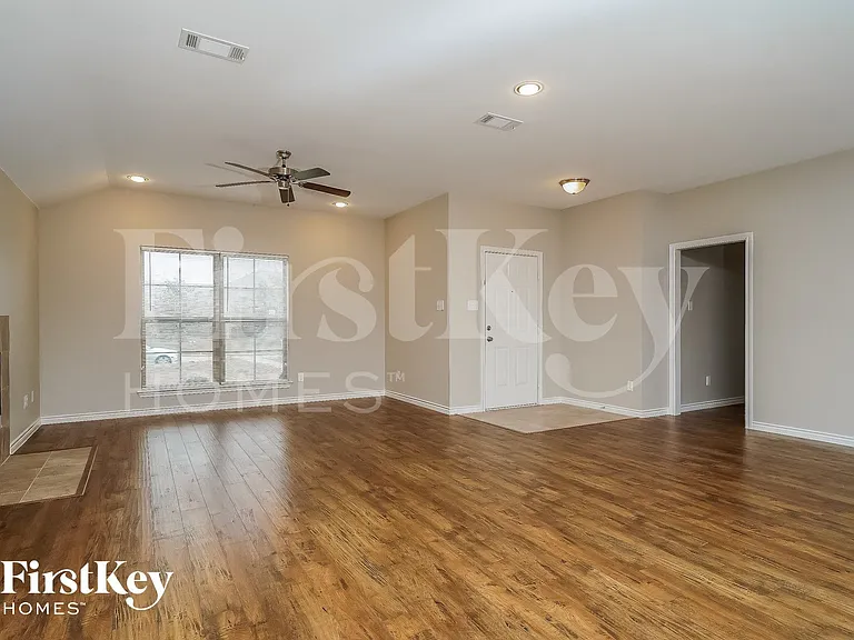 615 Hearthstone Dr — Photo 2