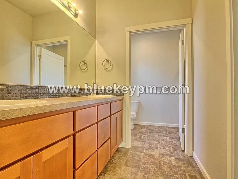1200 SE Rasmussen Blvd — Photo 12