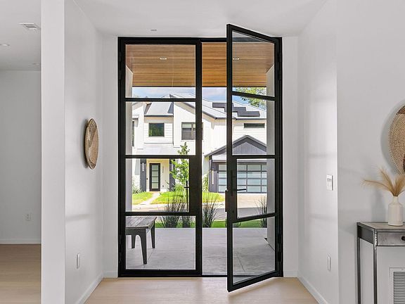 3rd image of 3007 Locke Ln