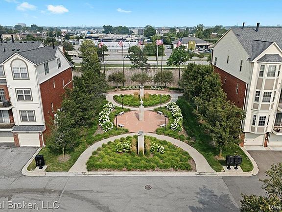 2nd image of 1546 Devon Ln