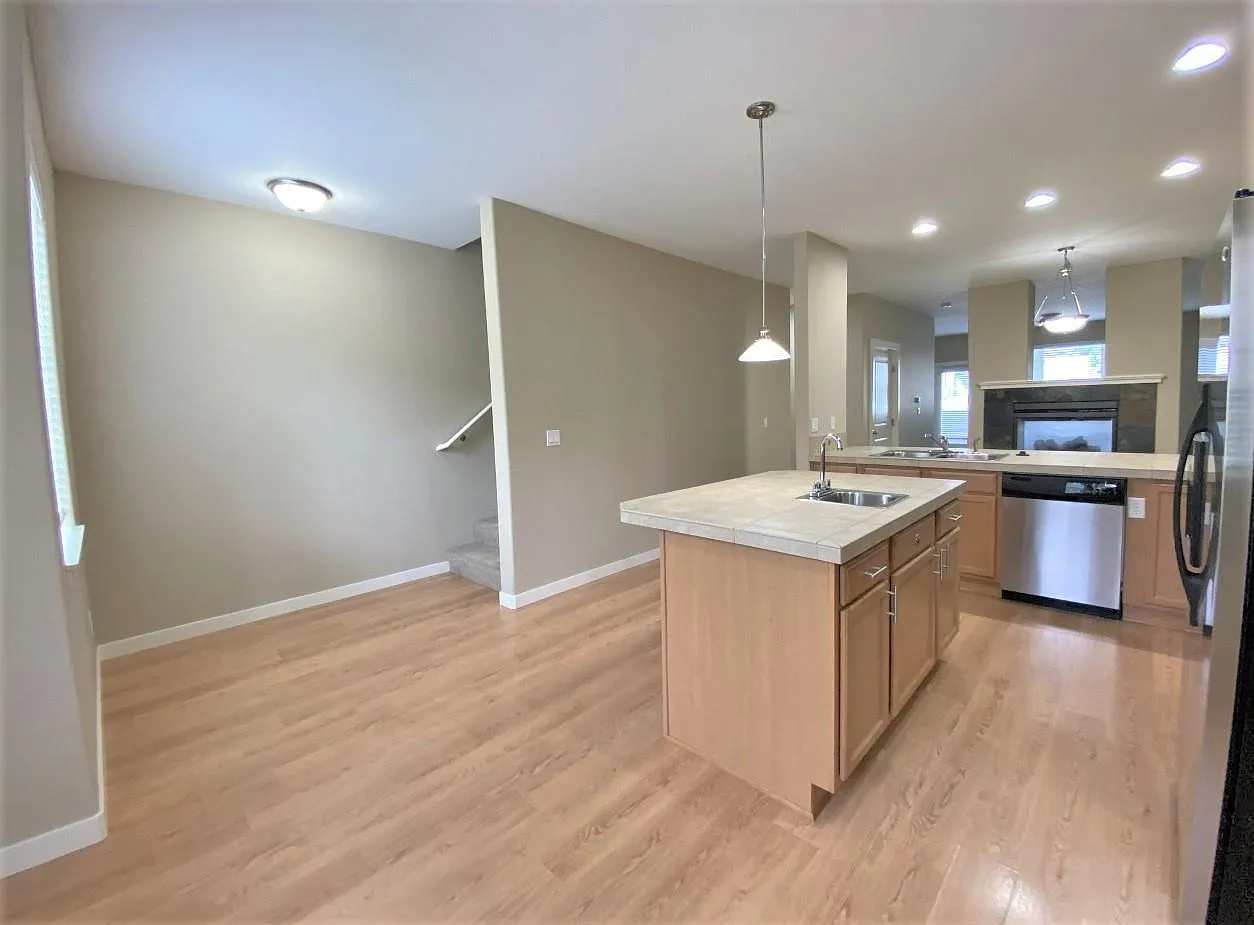 3 bed, 3.5 bath, 2025 sqft, $2,499 — Photo 2