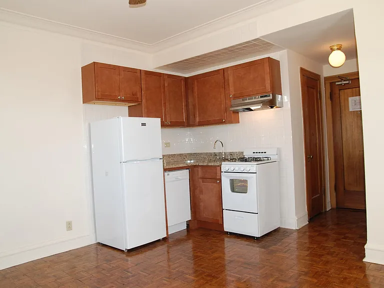2738 N Pine Grove Ave — Photo 49