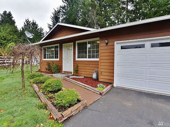 3rd image of 762 NW Woodlawn Ct