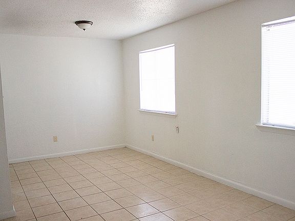 2nd image of 819 Parkview Dr
