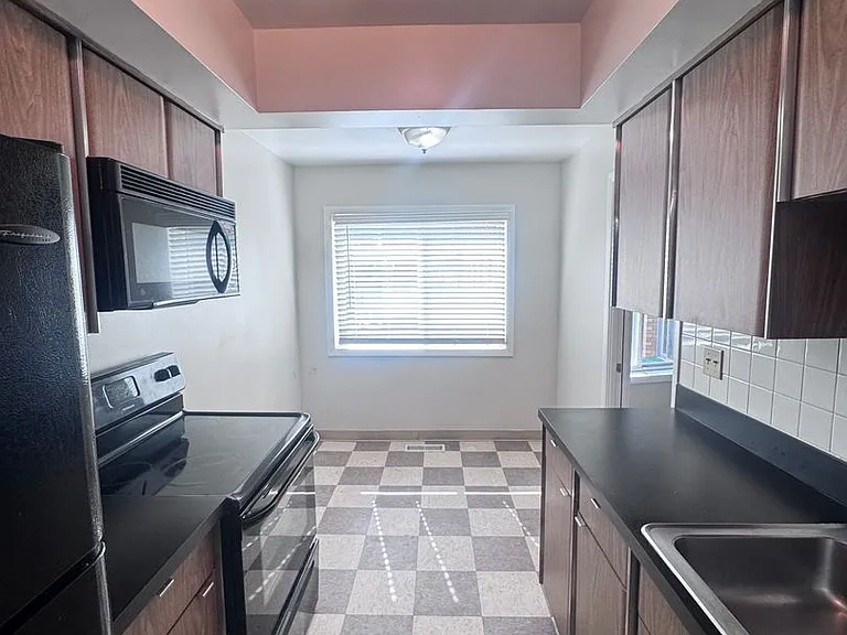 Aristocrat Apartments — Photo 12