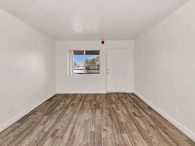Urban Walk Apartments — Photo 22