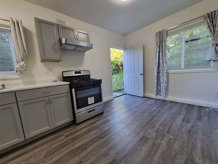 1005 Hemlock Ave — Photo 5