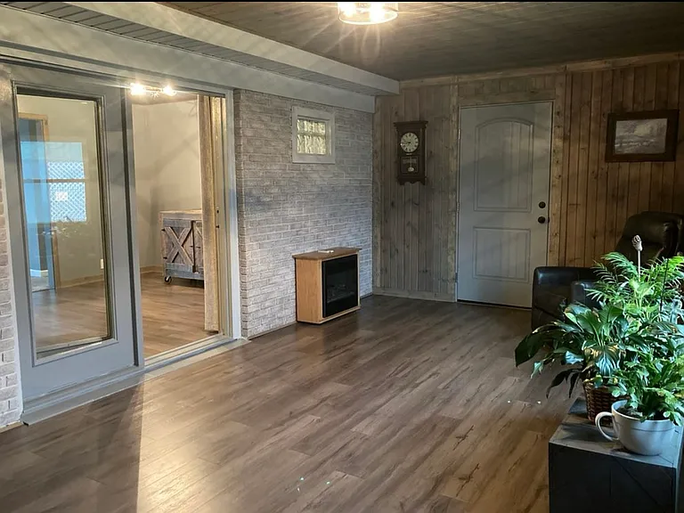 513 E Silver St — Photo 10