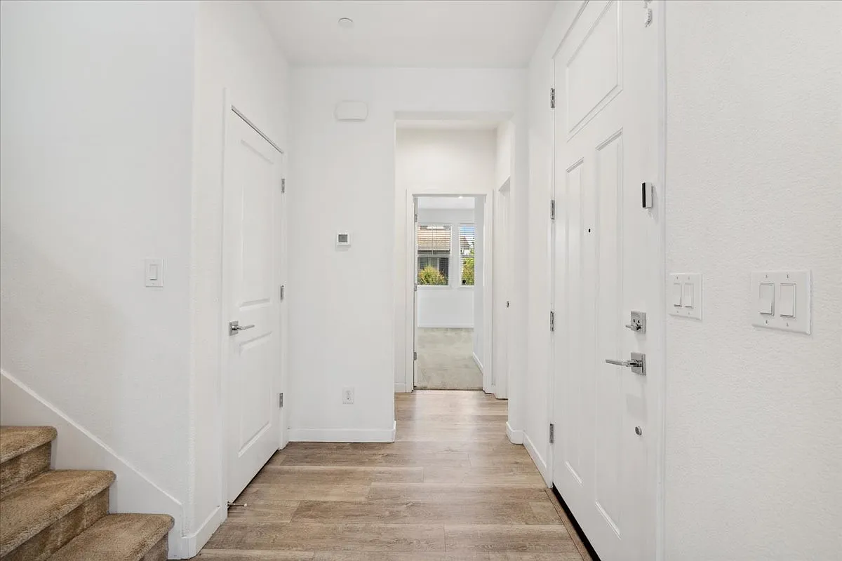 4 bed, 1992 sqft, $2,995 — Photo 4