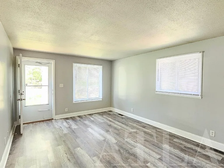 809 Hobart St — Photo 6