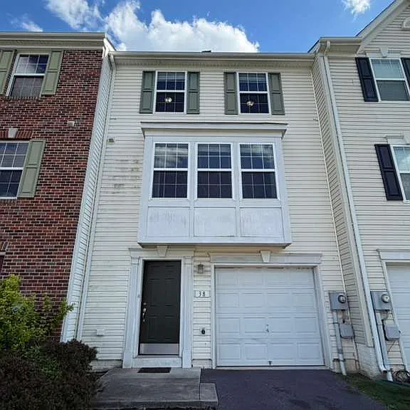 38 Lombard Ln — Photo 1