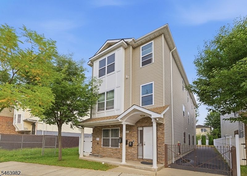 1st image of 572 S 11Th St