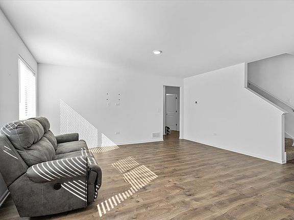 3rd image of 539 Colchester Dr