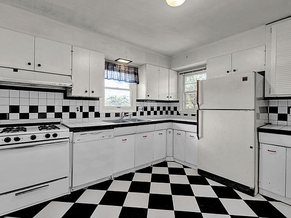 4th image of 1033 E Maxwell Ln