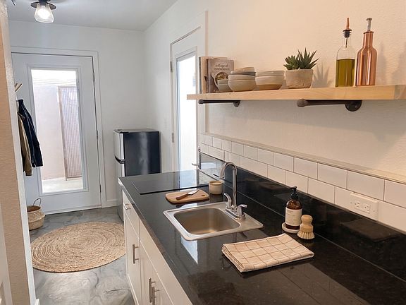 5th image of 4207 N 27th St #13