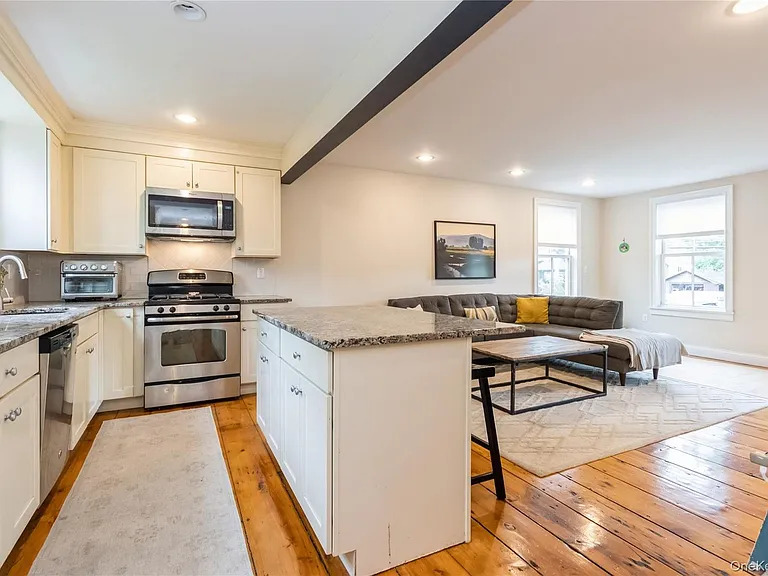120 Verplanck Ave — Photo 9