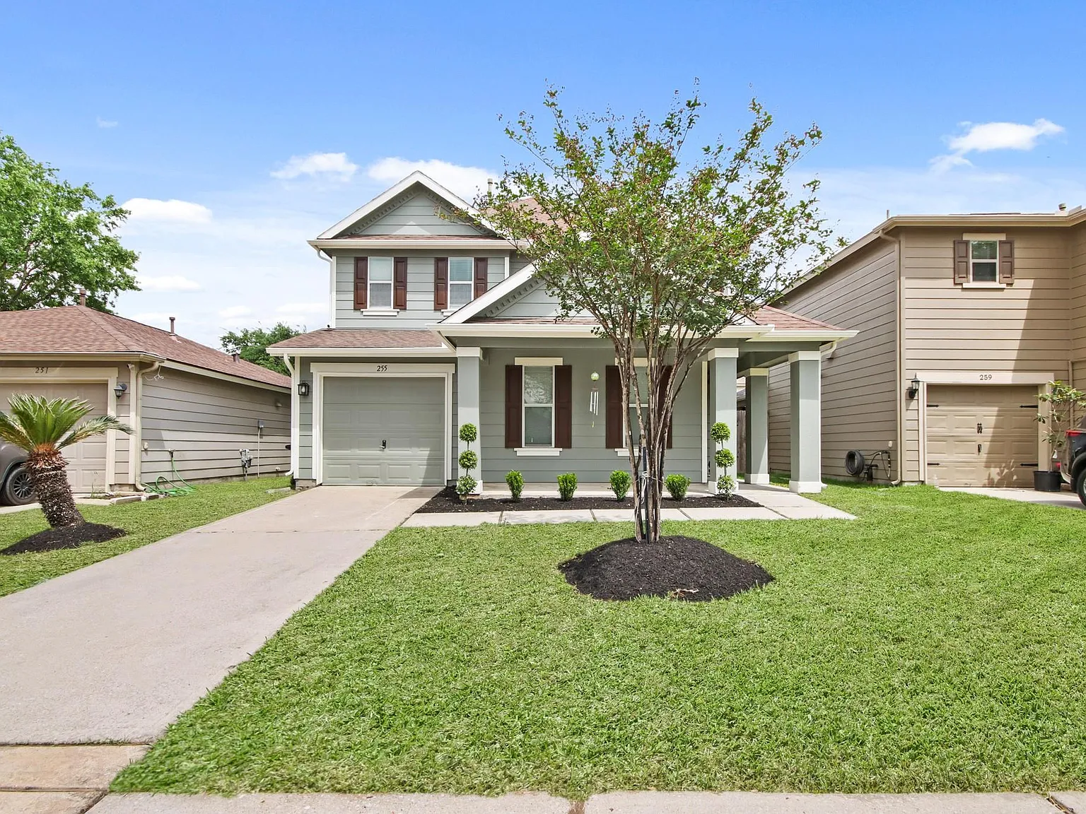 4 bed, 2.5 bath, 2193 sqft, $2,000 — Photo 2