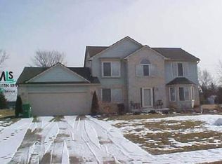 1816 Oak Squire Ct E, Howell, MI 48855