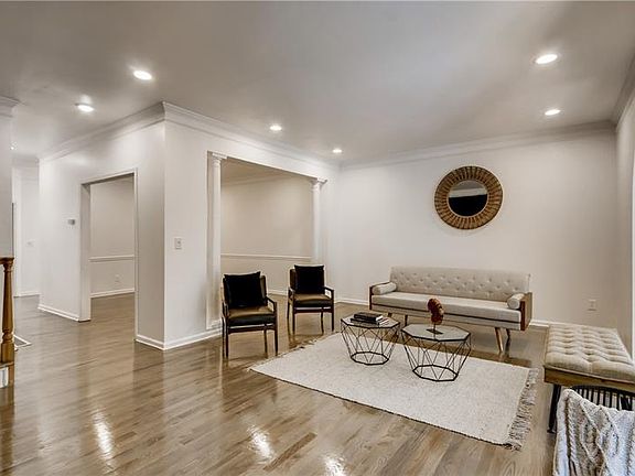 4th image of 2512 Oakwood Way SE