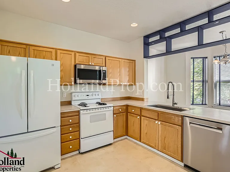 222 NE 76th Ave — Photo 15