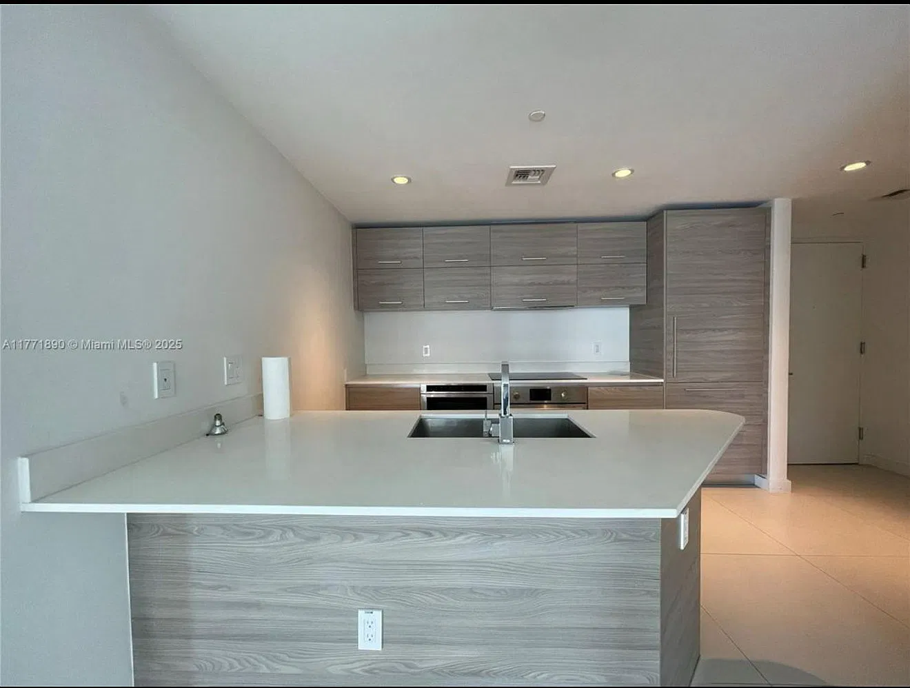 2 bed, 2.5 bath, 961 sqft, $4,500 — Photo 2