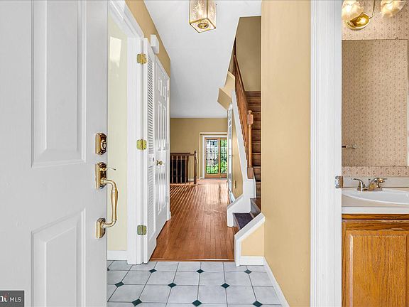 5th image of 111 Wooden Carriage Dr