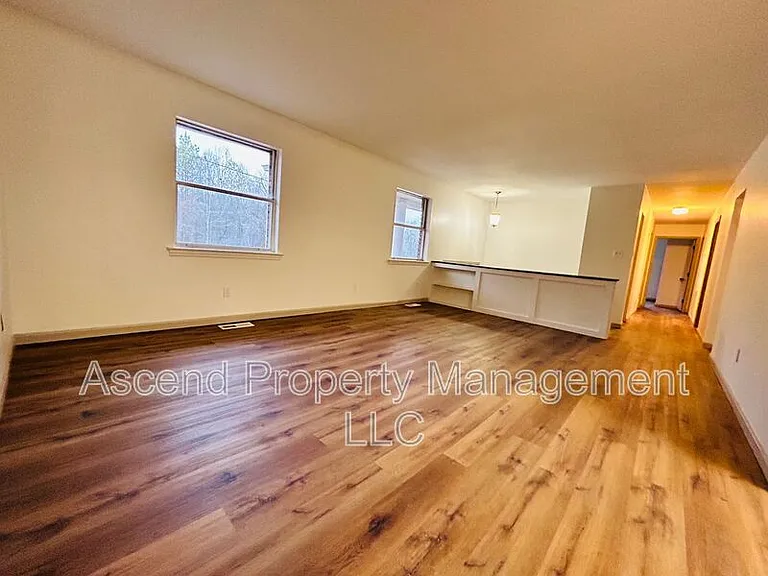370 Julian Rd — Photo 2