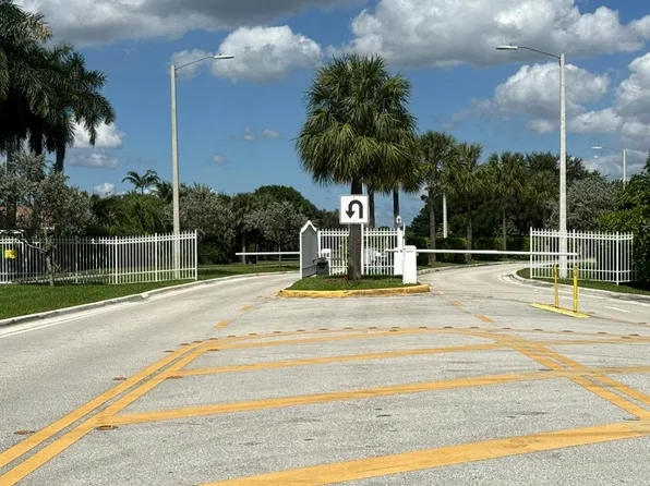 15641 SW 16th St, Pembroke Pines, FL 33027