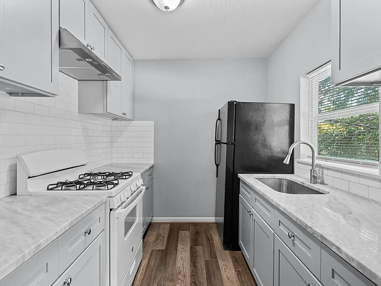 2324 Cedar Dr — Photo 3