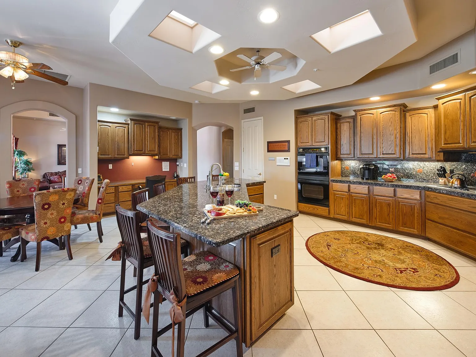 6 bed, 4012 sqft, $12,999 — Photo 2