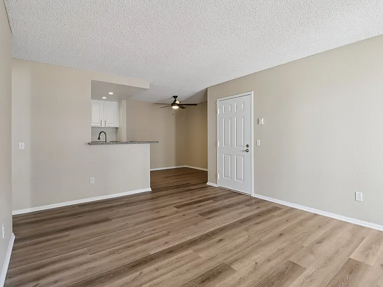 Mirada at La Jolla Colony Apartments — Photo 15