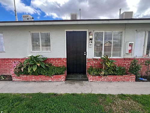 4690 E Huntington Ave Photo 1