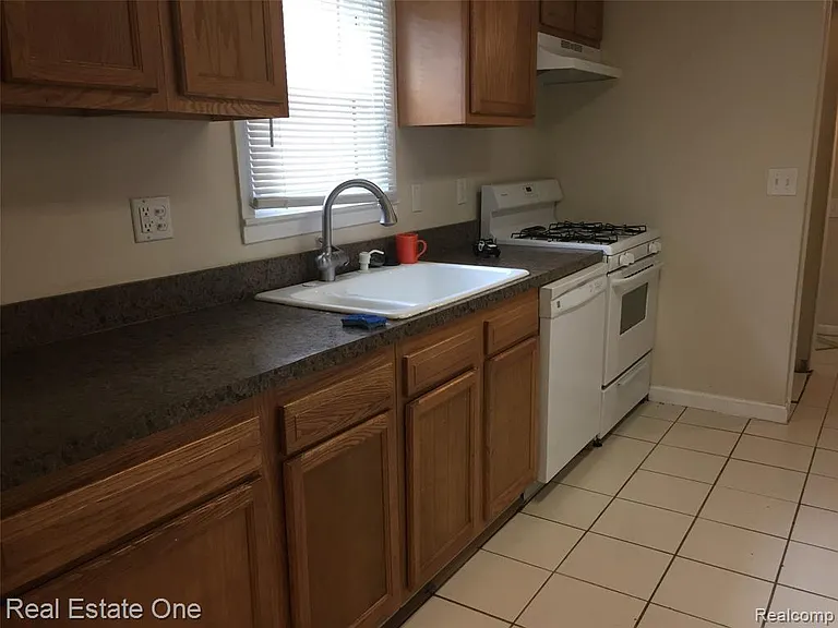 21380 Seminole St — Photo 5