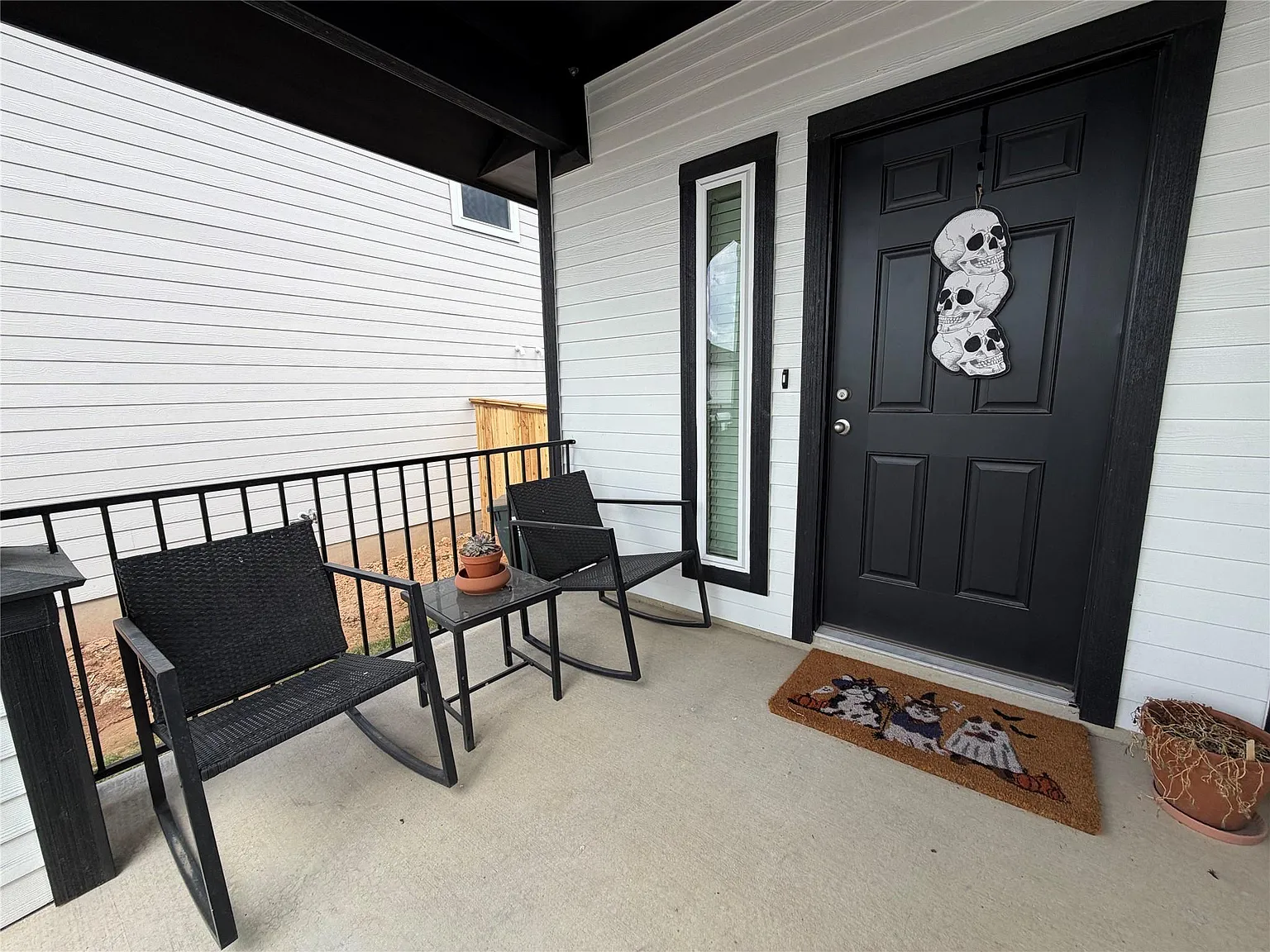 3 bed, 2.0 bath, 2307 sqft, $2,100 — Photo 2