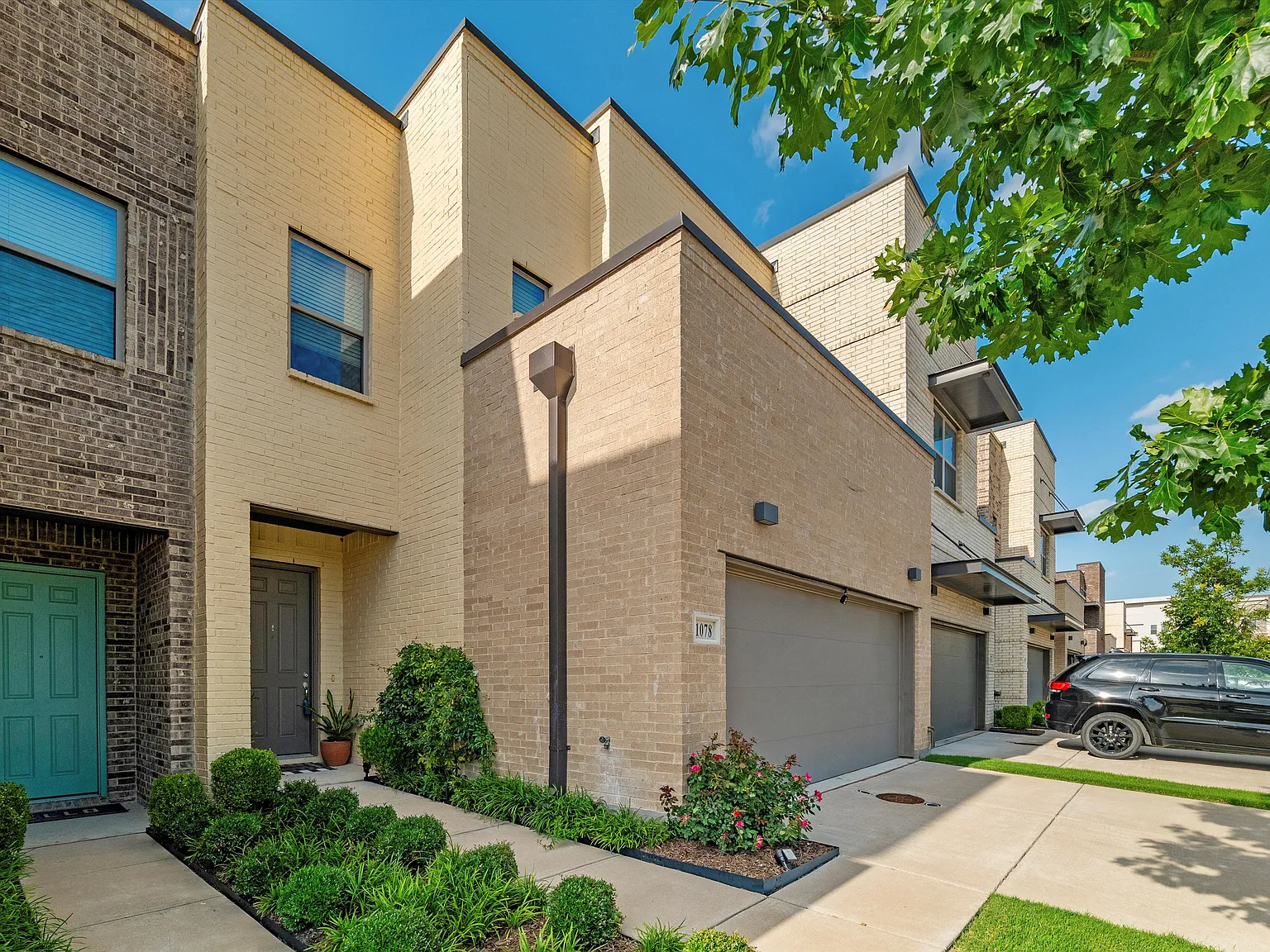 3 bed, 2.5 bath, 2000 sqft, $3,100 — Photo 1