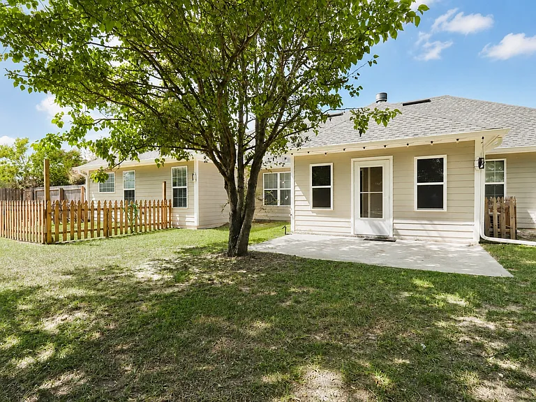 3829 Edinburg Cir — Photo 28