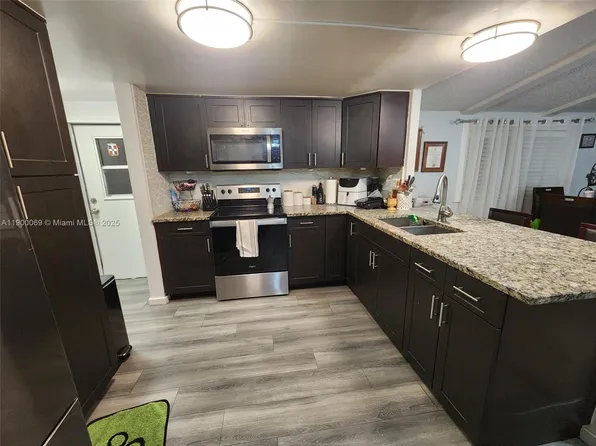 21640 NW 3rd St, Pembroke Pines, FL 33029