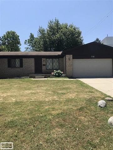 1st image of 715 Wellington Crescent Blvd