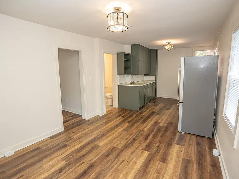 1122 E McCarty St — Photo 10