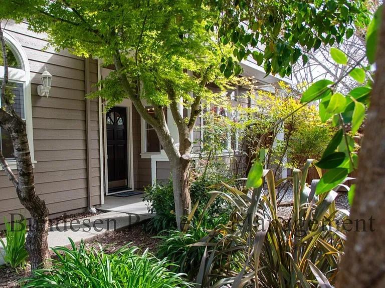 806 Wine Ct — Photo 2