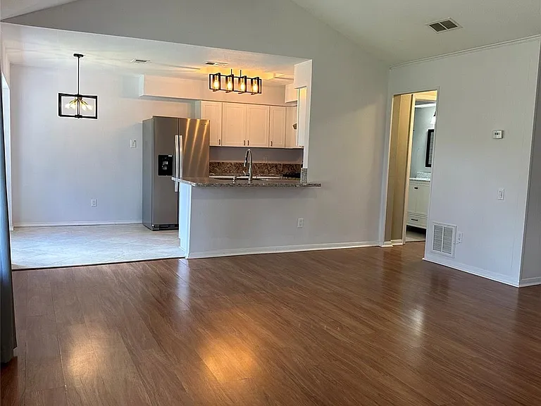 2414 Manila Ln — Photo 2